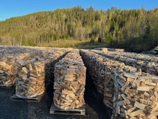 Storsekker med ved lagret ute på Raaen Mellom